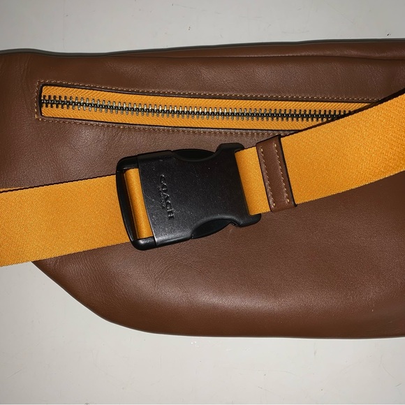 Coach Pride Track Belt Bag In Rainbow Signature Canvas! Like new ! - Picture 3 of 12